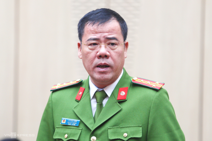 Đại tá Lê Khắc Sơn tại họp báo. Ảnh: Phạm Dự