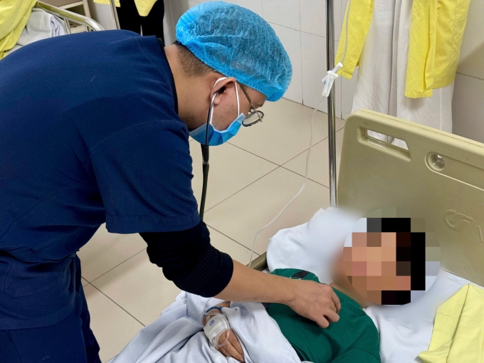 Một trẻ mắc cúm A biến chứng nặng, điều trị tại Bệnh viện Bệnh Nhiệt đới Trung ương vào tháng 11/2025. Ảnh: Bệnh viện Bệnh Nhiệt đới Trung ương