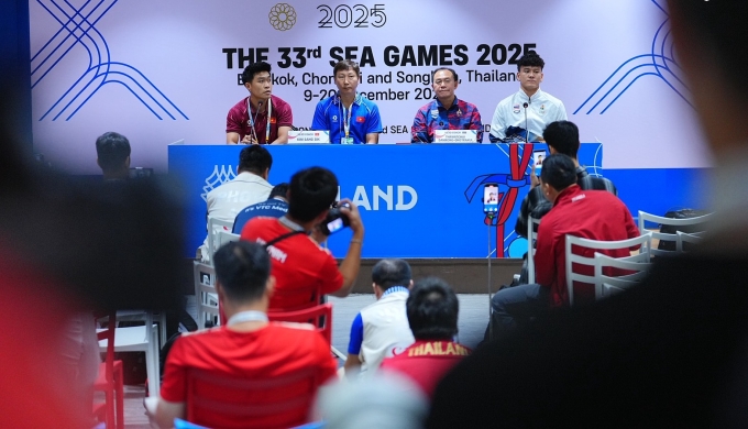 Trung vệ Phạm Lý Đức, HLV Kim Sang-sik, HLV Thawatchai và trung vệ Chanapach Buaphan (từ trái sang) trong cuộc họp báo trước trận chung kết bóng đá nam SEA Games 33, tại sân Rajamangala ở Bangkok ngày 17/12/2025. Ảnh: Changsuek