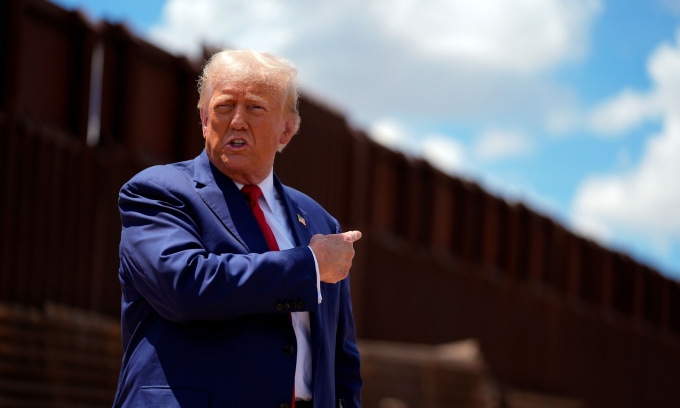 Ông Donald Trump đứng trước bức tường ở biên giới với Mexico hồi năm 2024. Ảnh: AP