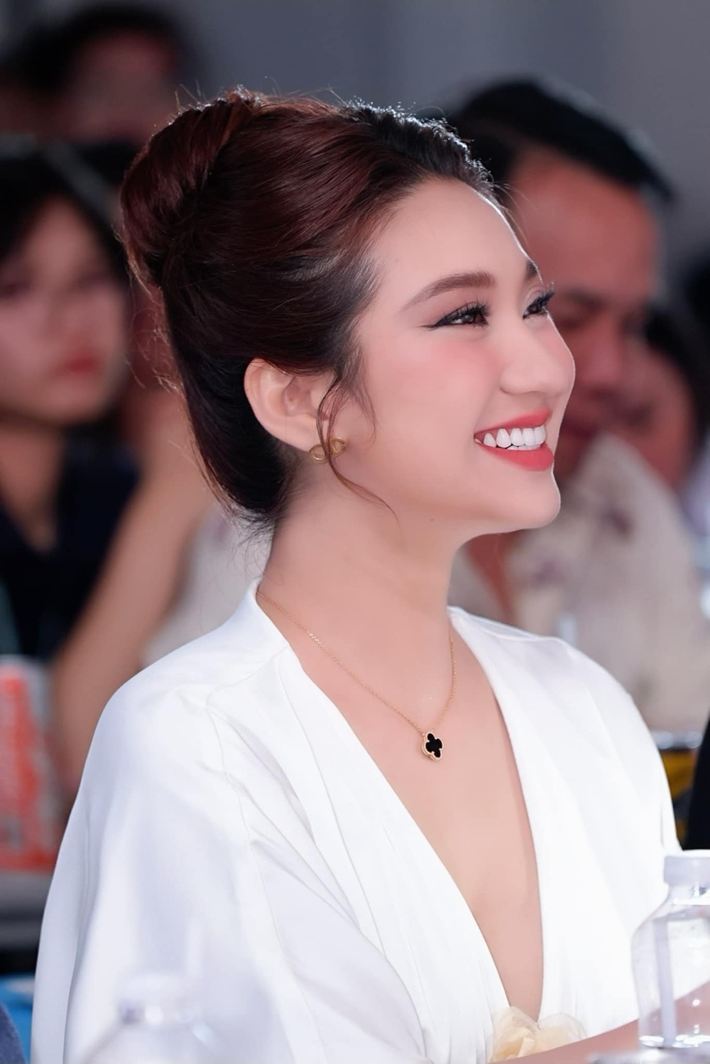 Nữ ca sĩ hủy hôn trước ngày cưới 1 tuần, nhiều đại gia nghìn tỷ vây quanh: 34 tuổi mẹ vẫn chăm như em bé- Ảnh 1.