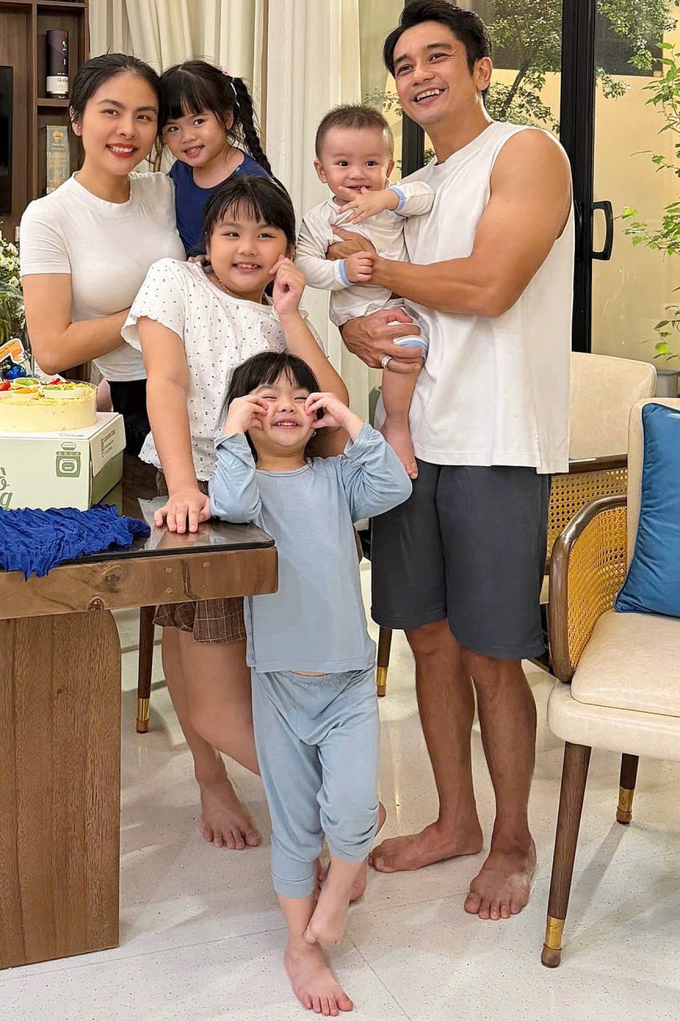 Vân Trang bên chồng và bốn con. Ảnh: Nhân vật cung cấp