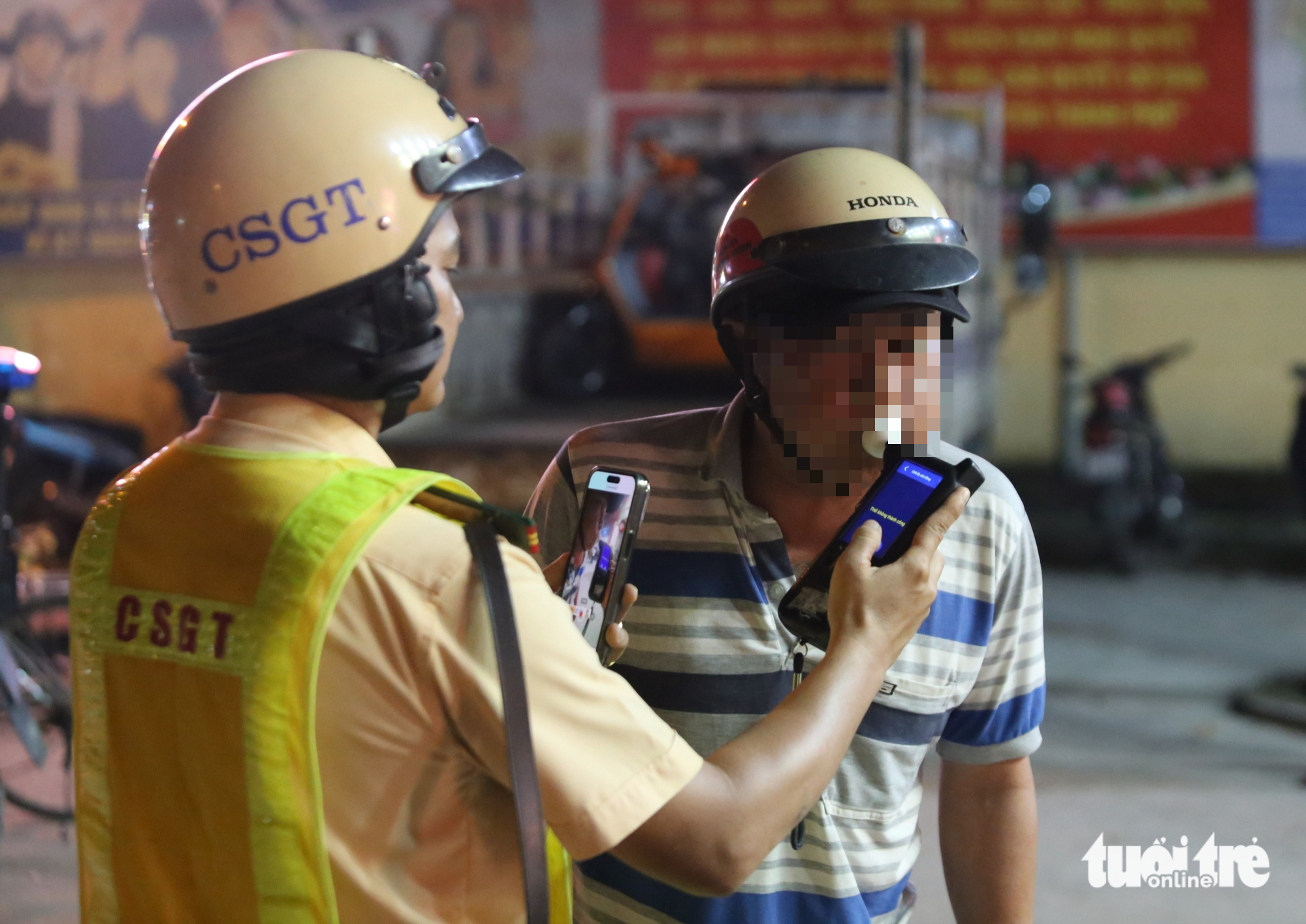 Cuối tuần 'lai rai vài chai', nhiều người vi phạm nồng độ cồn mức kịch trần bị xử lý 1 Cuối tuần 'lai rai vài chai', nhiều người vi phạm nồng độ cồn mức kịch trần bị xử lý - Ảnh 1.