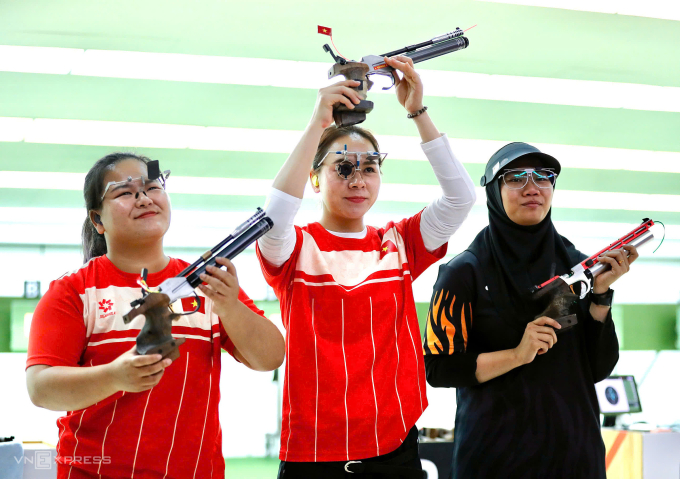 Trịnh Thu Vinh (giữa) giành HC vàng và Nguyễn Thùy Trang (trái) giành HC bạc 10m súng ngắn hơi cá nhân nữ tại SEA Games 33, tại trường bắn Huamark ở Bangkok, Thái Lan ngày 14/12/2025. Ảnh: Hiếu Lương