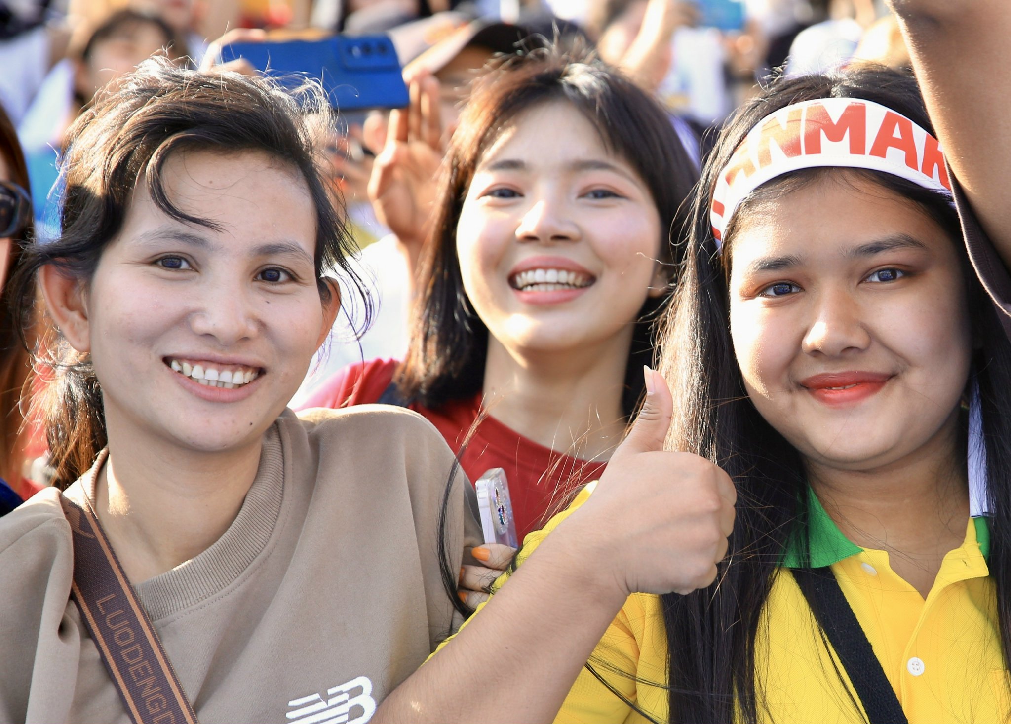 Cuồng nhiệt cổ động viên Myanmar, 'nóng rực' bầu không khí bóng đá nữ SEA Games- Ảnh 1.