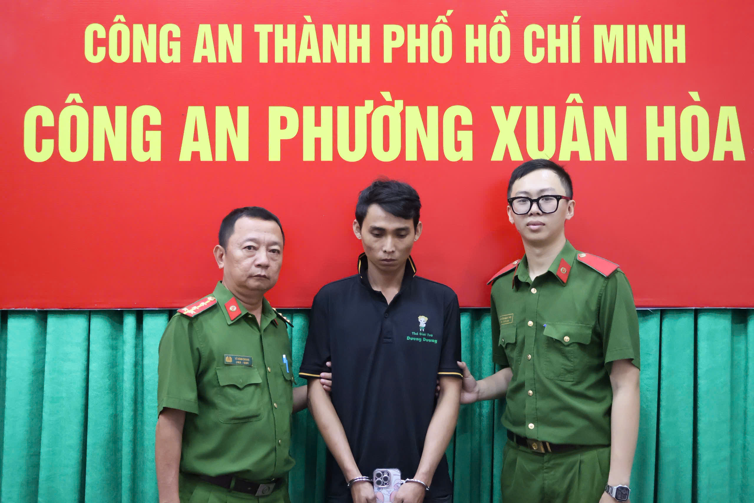 TP.HCM: Cướp giật điện thoại giữa ban ngày, chưa kịp bán thì bị công an bắt- Ảnh 1. TP.HCM: Cướp giật điện thoại giữa ban ngày, chưa kịp bán thì bị công an bắt- Ảnh 1.