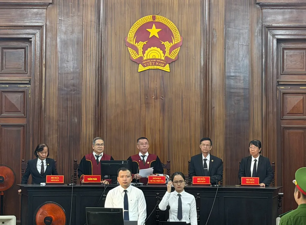 HĐXX vụ án vi phạm quy định đấu thầu gây hậu quả nghiêm trọng liên quan Công ty AIC. Ảnh: TRẦN MINH cuu-giam-doc-so-gd-dt-le-hong-son-gui-loi-xin-loi-den-nhan-dan-2.jpg