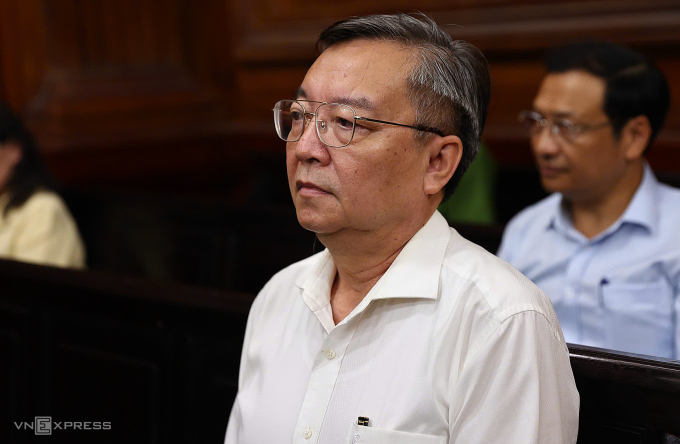 Ông Lê Hồng Sơn được cho tại ngoại đến dự tòa. Ảnh: Trần Quỳnh