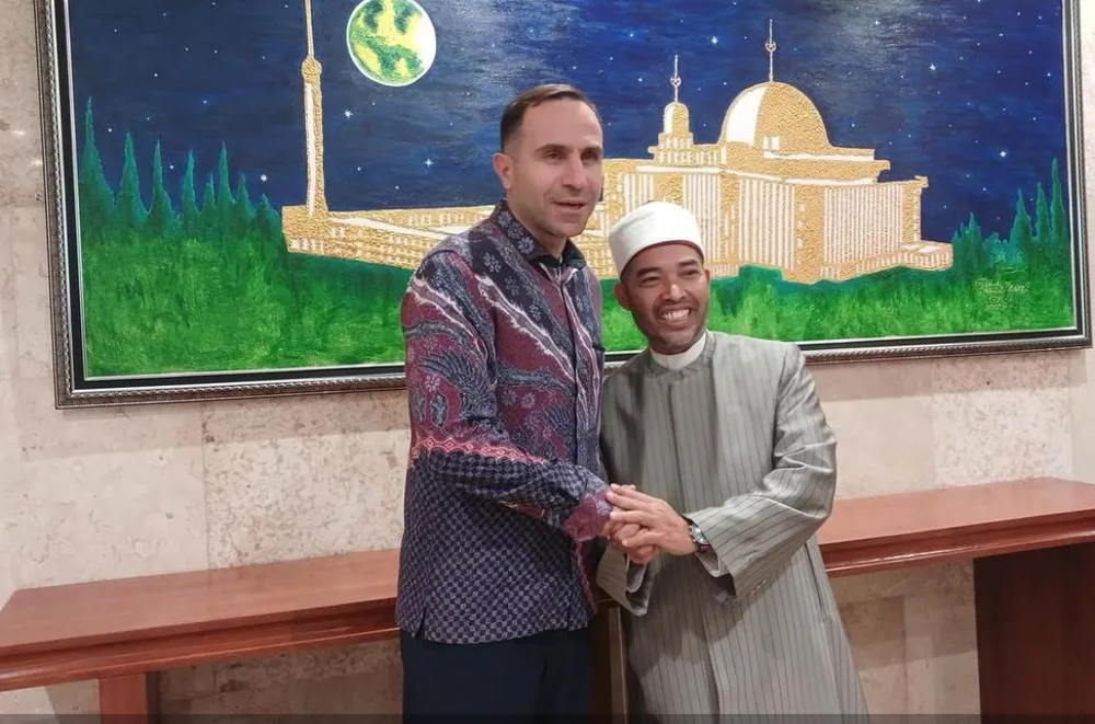 HLV Timur Kapadze (trái) trong lần thăm xã giao Indonesia theo lời mời LĐBĐ nước này. Ảnh:Bola Cuu- HLV- Timur- Kapadze.jpg