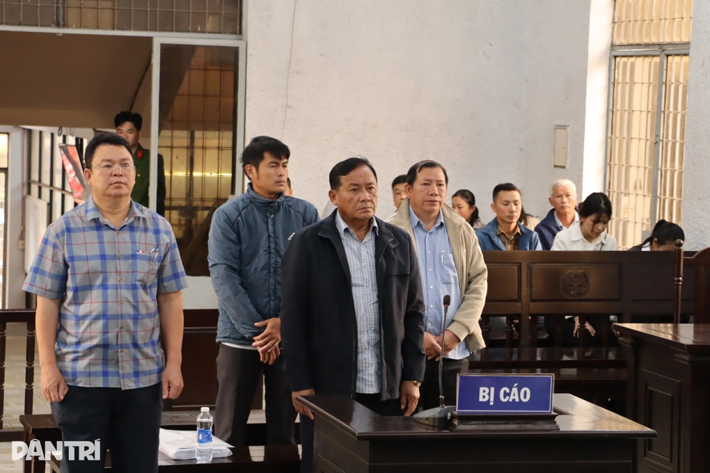 Cựu bí thư, chủ tịch thị trấn lĩnh 10 năm tù vì tội lạm quyền - 1