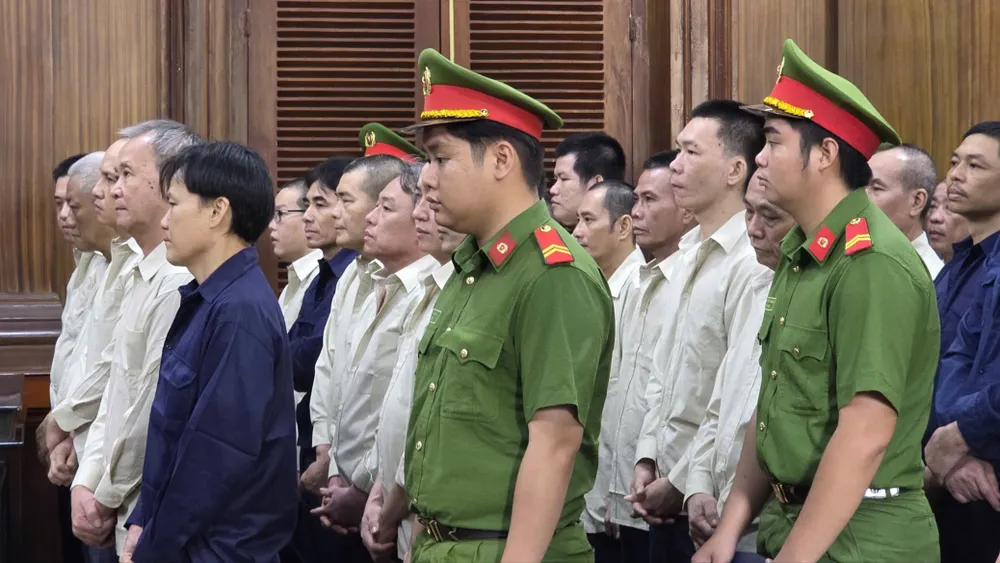 Các bị cáo tại tòa. Ảnh: MX vu-buon-lau-1-7-trieu-lit-dau-6-cuu-can-bo-hai-quan-hau-toa-vi-nhan-tien-tiep-tay-cho-buon-lau-1.jpg