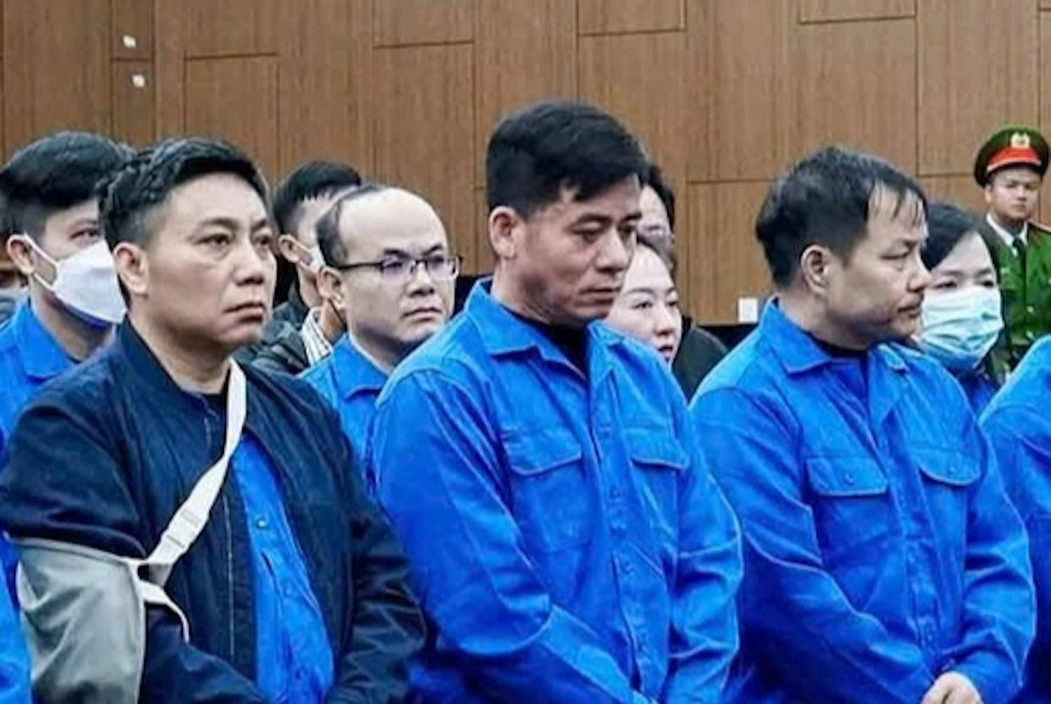 Cựu chánh án huyện đưa hối lộ để 'chạy án' giúp vợ 1 Cựu chánh án đưa hối lộ để 'chạy án' giúp vợ - Ảnh 1.