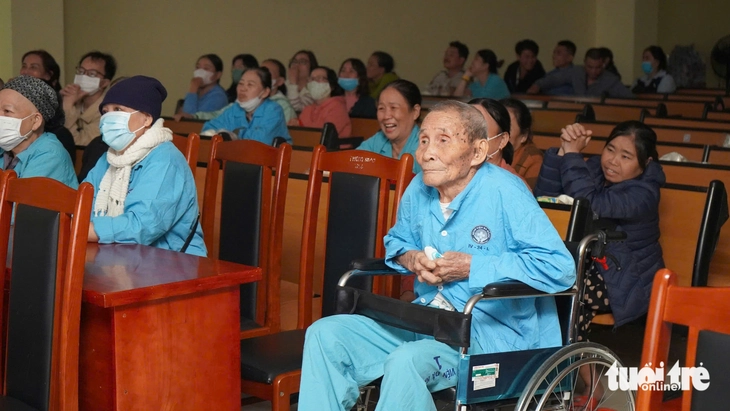 Cựu chiến binh nghẹn ngào xem Mưa đỏ trong bệnh viện - Ảnh 1.