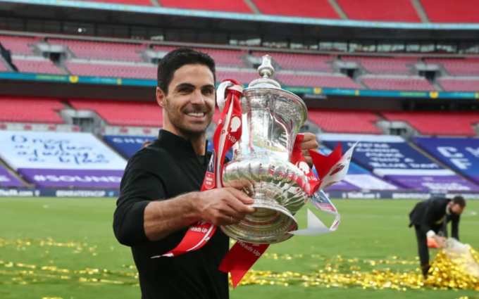 HLV Mikel Arteta cầm Cup sau trận Arsenal thắng Chelsea ở chung kết Cup FA trên sân Wembley, London, Anh ngày 1/8/2020. Ảnh: AFP