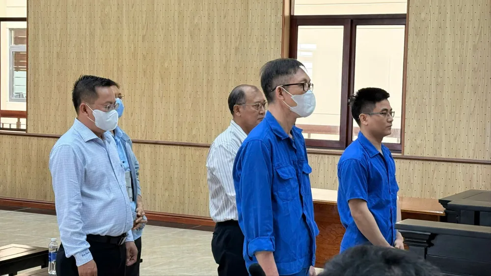 Các bị cáo nghe HĐXX tuyên án. Ảnh: TĐ Tuyên án vụ sai phạm tại Sở Y tế tỉnh Bà Rịa - Vũng Tàu cũ