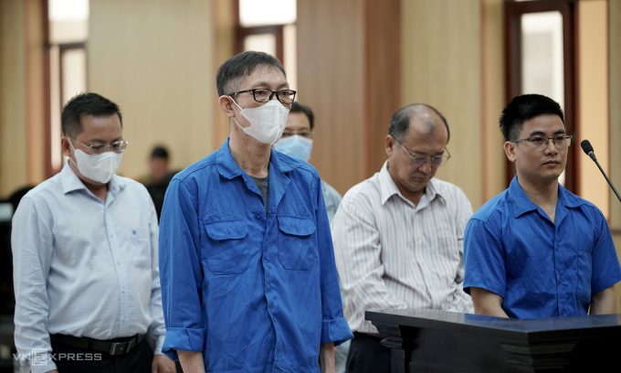 Các bị cáo nghe chủ tọa tuyên án, sáng 3/12. Ảnh: Trường Hà