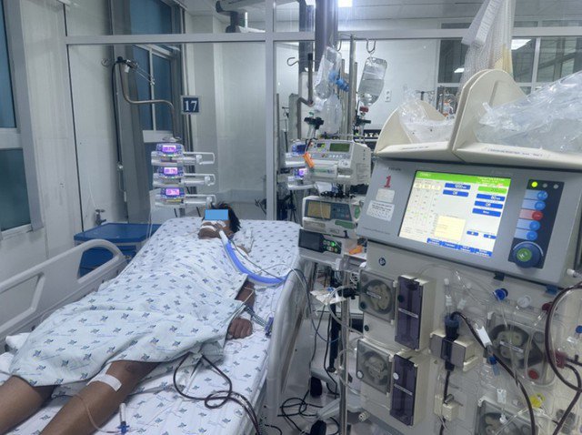 Cứu sống bé 15 tuổi sốc sốt xuất huyết nặng, biến chứng tổn thương thận, gan, tụy 1 Bệnh nhân được chẩn đoán sốc sốt xuất huyết dengue nặng suy đa cơ quan. Ảnh: BVCC