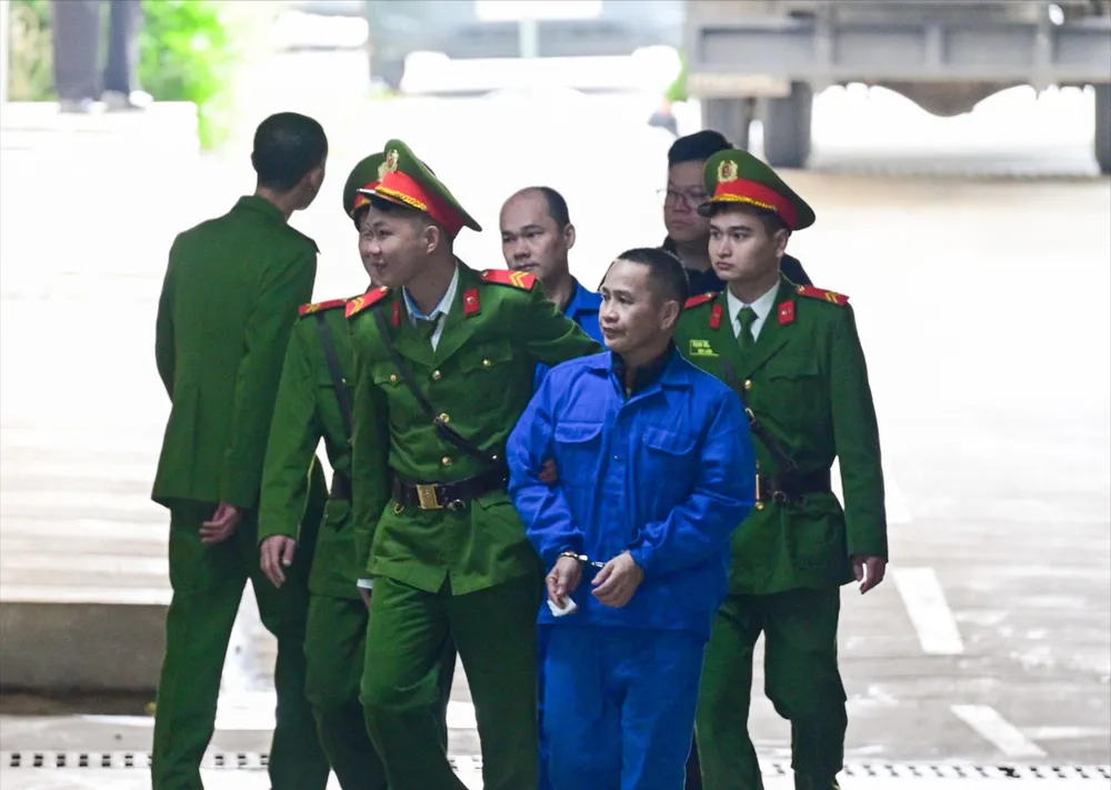 Một bị cáo được dẫn giải tới phiên tòa. Ảnh: Hoàng Huy đưa nhận hối lộ cấp cao Đà Nẵng.jpg
