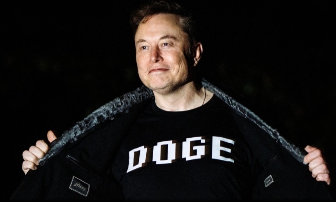 Tỷ phú Elon Musk khoe chiếc áo có tên Ban Hiệu suất Chính phủ (DOGE) tại Nhà Trắng hồi tháng 3. Ảnh: AFP