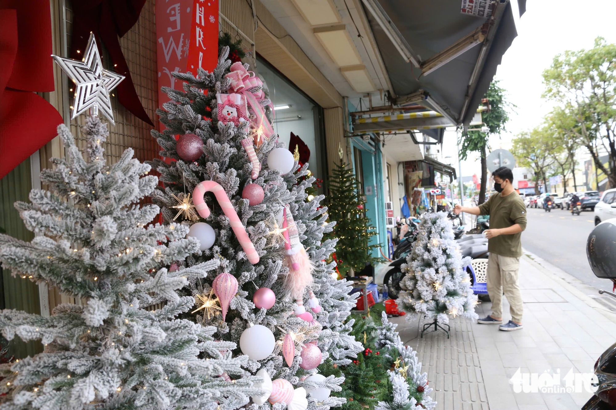 Đà Nẵng: Giáng sinh cận kề nhưng thị trường đồ trang trí ảm đạm 1 Đà Nẵng: Giáng sinh cận kề nhưng thị trường đồ trang trí ảm đạm - Ảnh 1.