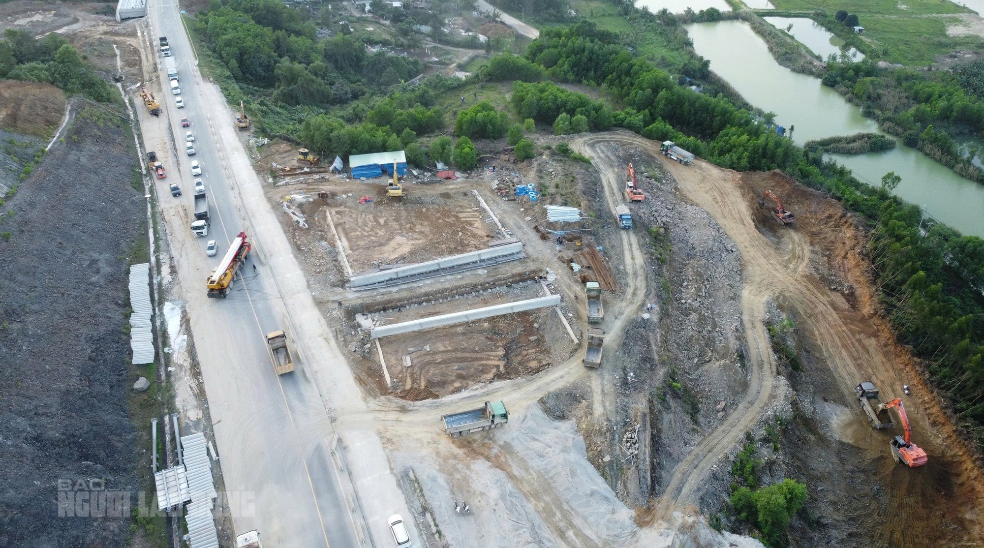 Đà Nẵng: Nạn khai thác đất trái phép đe dọa an toàn cao tốc La Sơn - Hòa Liên - Ảnh 1.