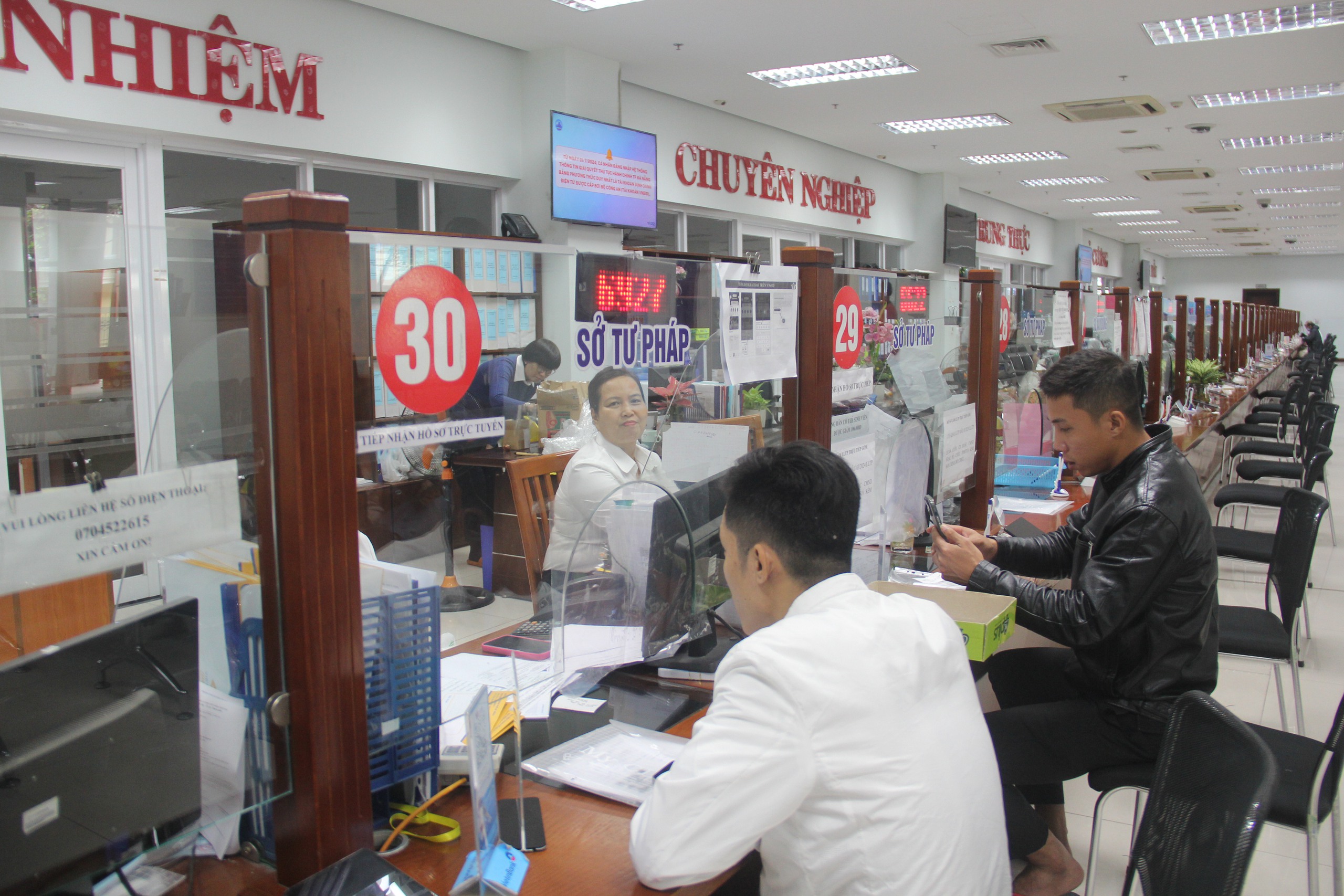 Đà Nẵng đề xuất thêm lương 1,5 triệu đồng/tháng đối với công chức hoàn thành tốt nhiệm vụ - Ảnh 1.