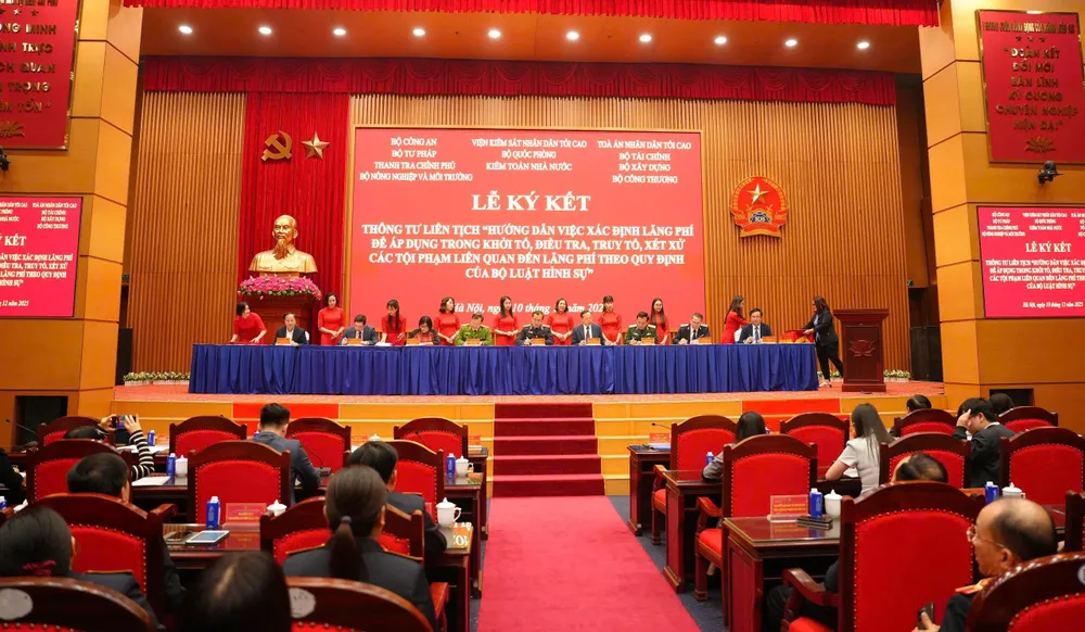 Lễ ký kết Thông tư liên tịch hướng dẫn việc xác định lãng phí để áp dụng trong khởi tố, điều tra, truy tố, xét xử các tội phạm. Ảnh: Hoàng Huy VKSND Tối cao Thông tư xác định lãng phí.jpg