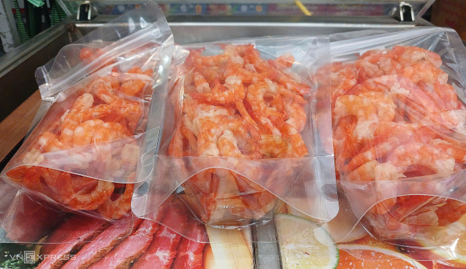 Tôm thẻ biển sấy khô giá 1,5 triệu đồng một kg đươc mua hết trong 1 giờ. Ảnh: Thi Hà