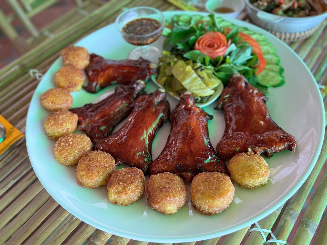 Đặc sản Đồng Tháp không phải ai cũng dám thử, khách sành ăn khen giòn rụm, ngon 1 Chuột đồng quay lu là đặc sản được ưa chuộng ở Đồng Tháp. Ảnh: Phương Nam Quán - Cao Lãnh