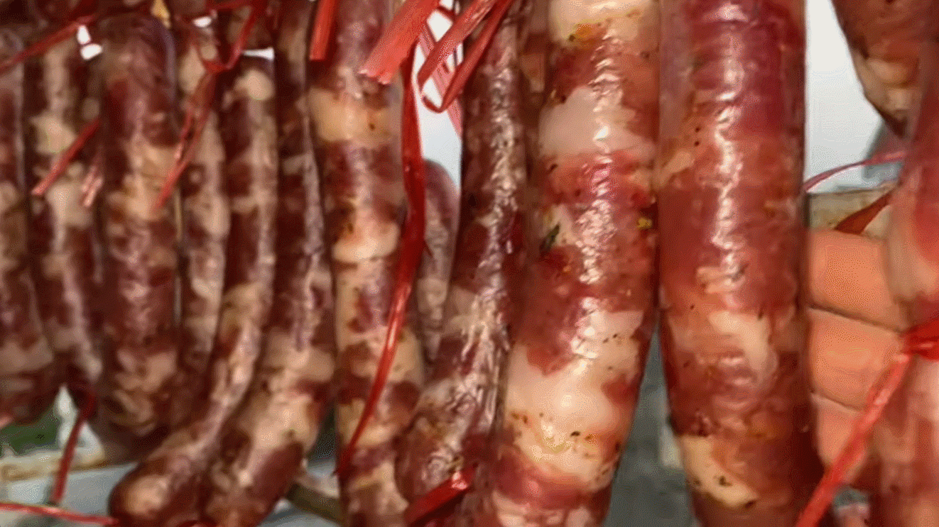 Đặc sản Lạng Sơn có gia vị đặc biệt từ núi đá, hấp dẫn du khách gần xa 6 Lạp sườn Lạng Sơn có thể đem nướng than, rán, xào tỏi…, ăn kèm xôi, bánh chưng đen hoặc dùng trong món phở chua Lạng Sơn đều rất hấp dẫn. Ảnh: Ngọc Lan Đoàn