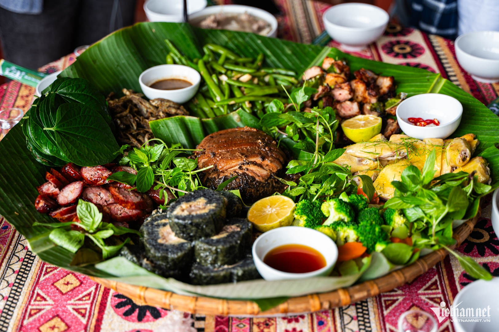 Đặc sản Lạng Sơn có gia vị đặc biệt từ núi đá, hấp dẫn du khách gần xa 1 Lạp sườn là món đặc sản không thể thiếu trong mâm cỗ Lạng Sơn. Ảnh: Nguyễn Huy