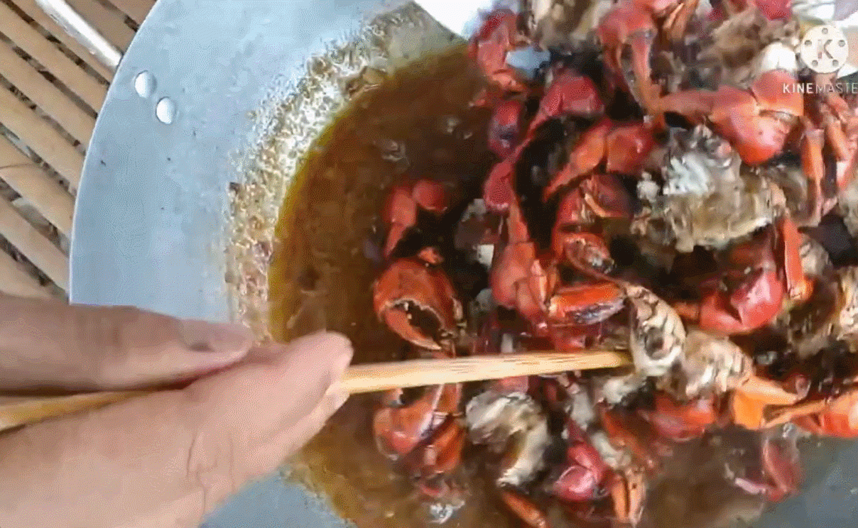 Đặc sản Vĩnh Long có tên "buồn rười rượi", khách sành ăn khen ngon, ngọt hơn cua 6 Chù ụ được chế biến thành nhiều món nhưng được ưa chuộng hơn cả là rang me. Ảnh: Tâm Võ Vlog