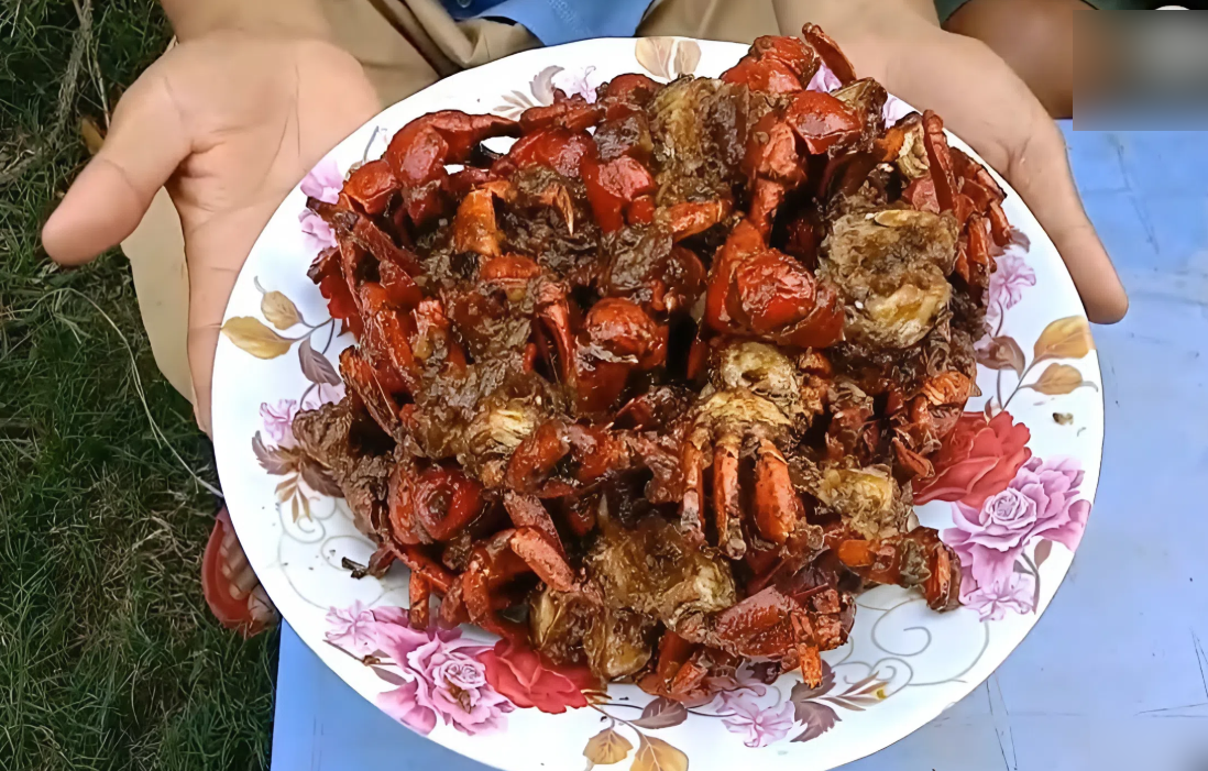 Đặc sản Vĩnh Long có tên "buồn rười rượi", khách sành ăn khen ngon, ngọt hơn cua 7 Chù ụ rang me được công nhận là đặc sản tỉnh Trà Vinh cũ. Ảnh: Tâm Võ Vlog