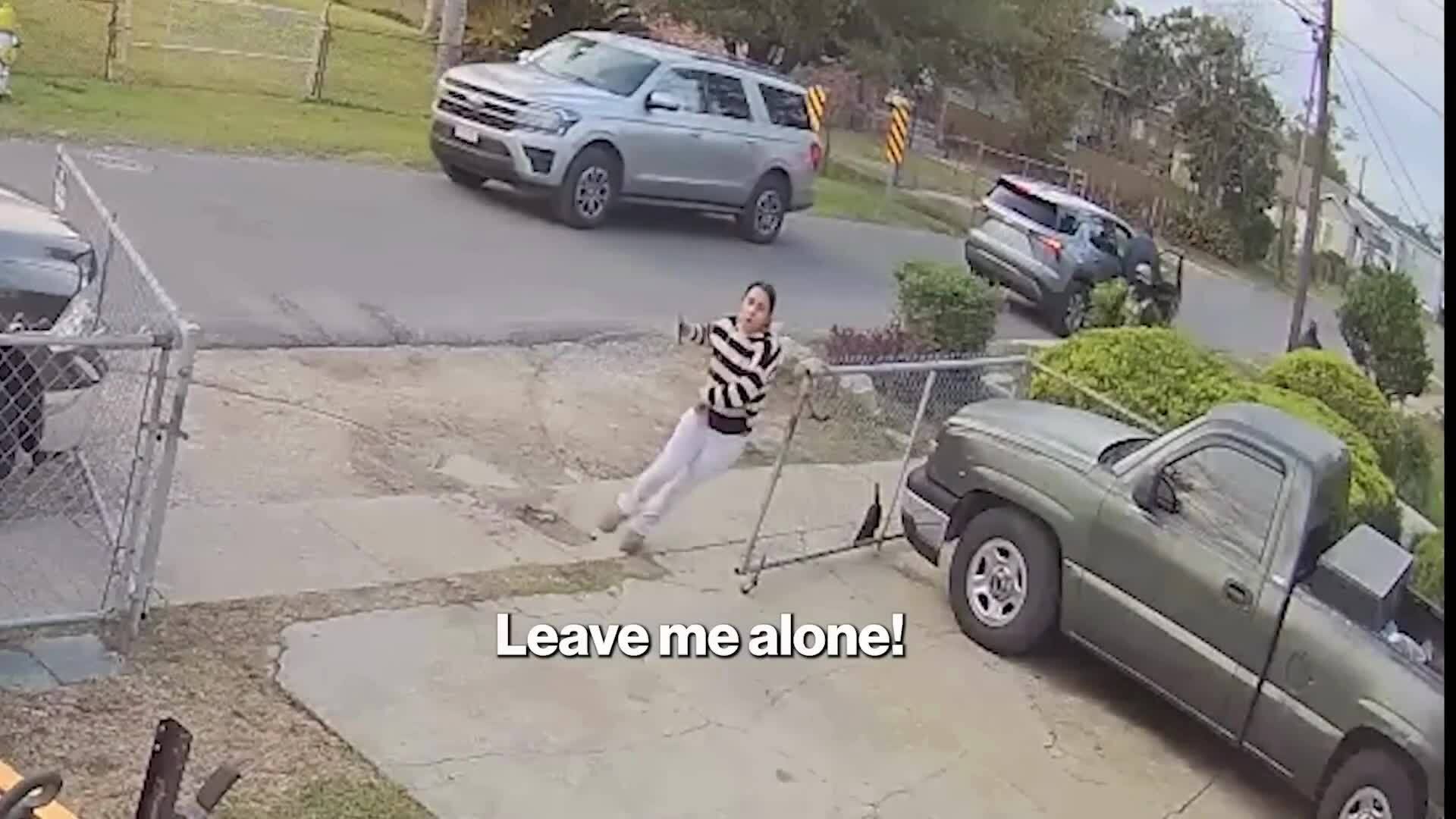 Đặc vụ nhập cư truy đuổi người phụ nữ đến tận cửa nhà