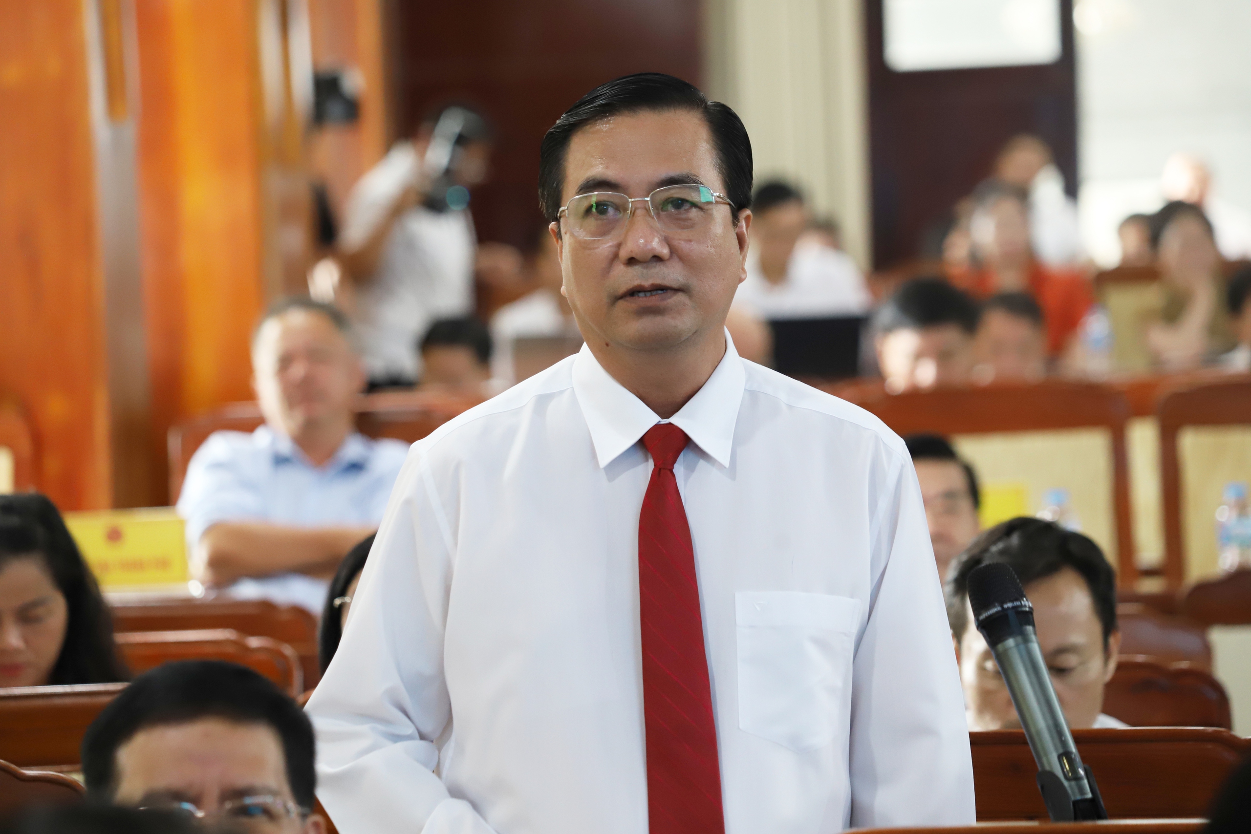 Đại biểu HĐND TP Cần Thơ chất vấn về tình trạng cán bộ xã 'vừa thừa, vừa thiếu' 1 Đại biểu HĐND TP Cần Thơ chất vấn về tình trạng cán bộ xã 'vừa thừa, vừa thiếu' - Ảnh 1.