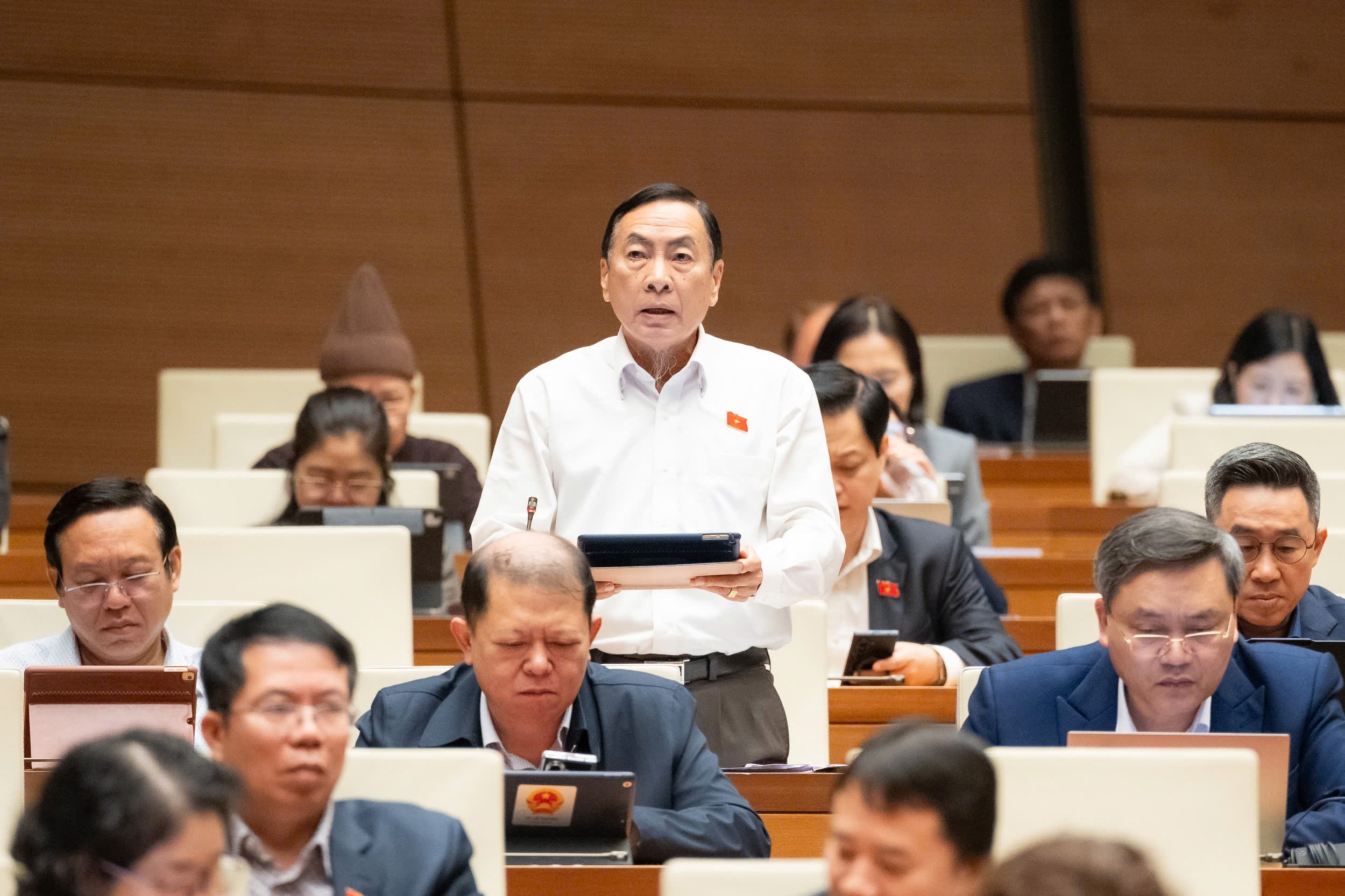 Đại biểu Quốc hội: Tăng cường công an cấp xã đủ mạnh tuần tra 'thức cho dân ngủ, gác cho dân vui' 1 công an - Ảnh 1.