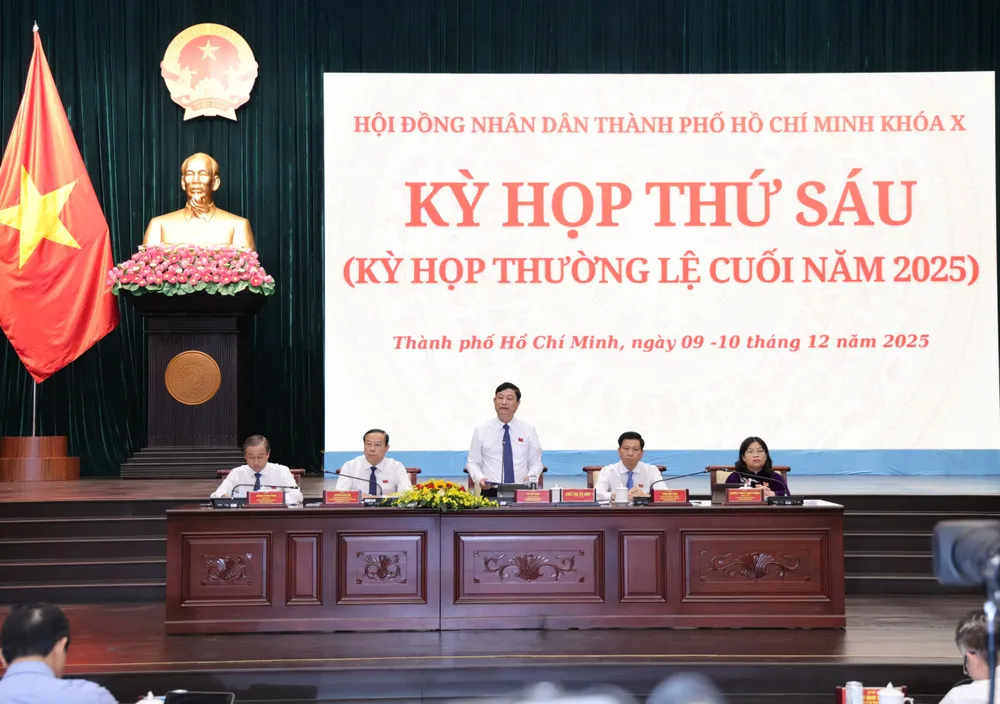 Chủ tịch HĐND TP.HCM Võ Văn Minh điều hành phiên chất vấn. Ảnh: NGUYỆT NHI nhà-ở-xã-hội (3).jpg