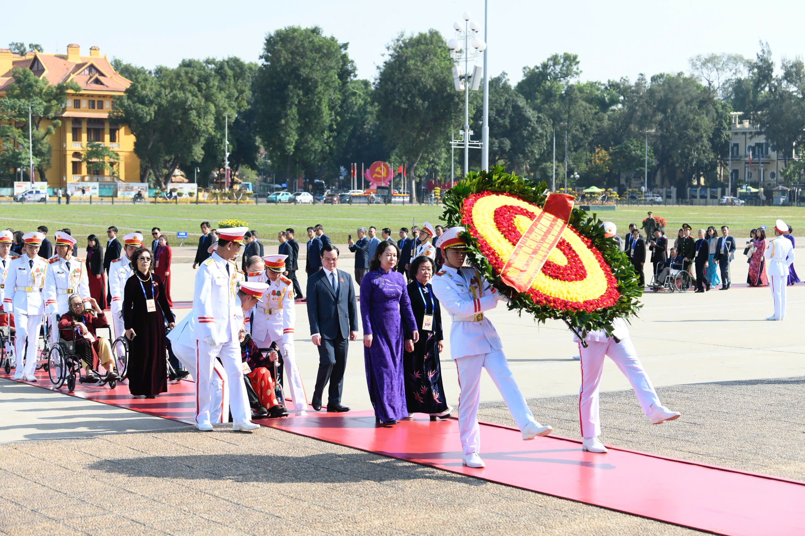 Đại biểu dự Đại hội Thi đua yêu nước vào lăng viếng Bác- Ảnh 1.
