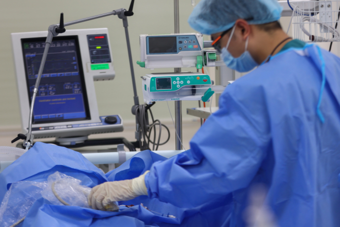 Bác sĩ điều trị cho bệnh nhân. Ảnh: Quỳnh Trần