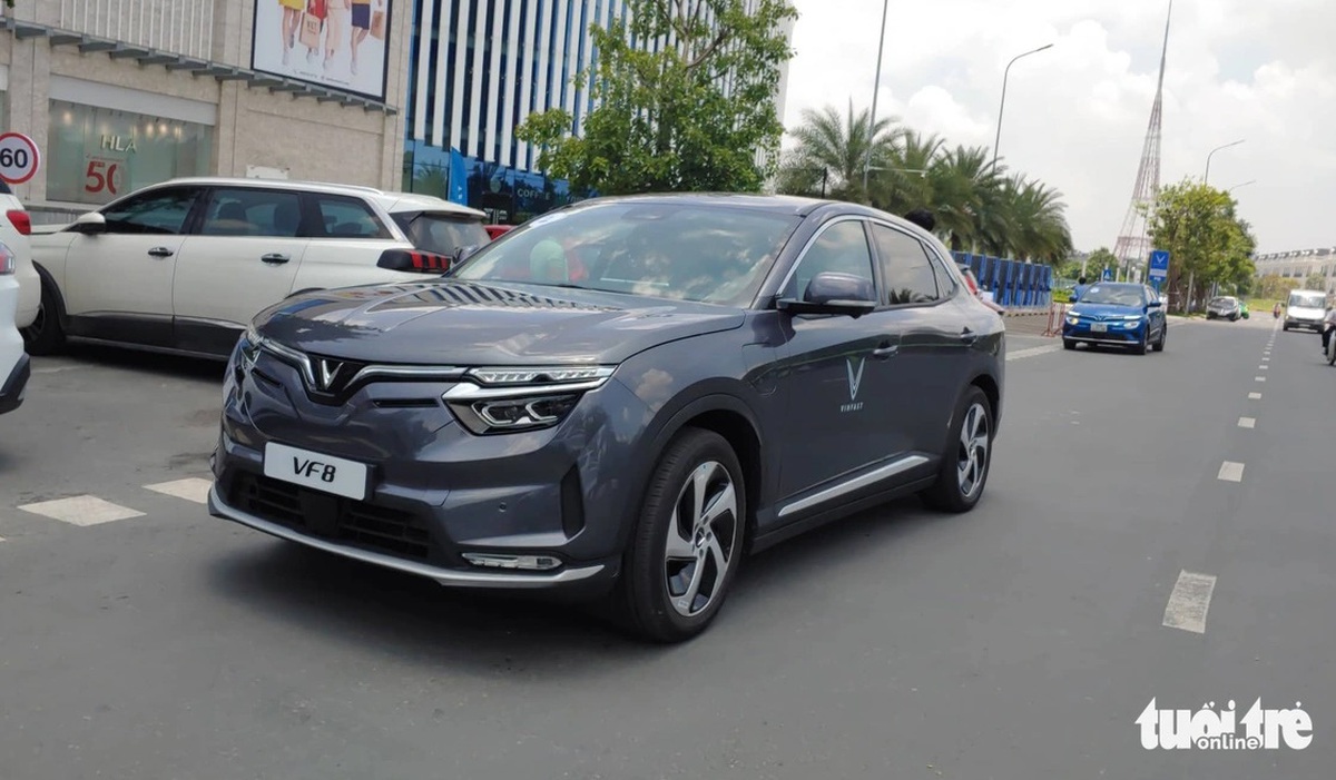 Đại gia sàn chứng khoán có 20.000 tỉ đồng tiền mặt đối diện thách thức từ lộ trình cấm xe xăng 1 vinfast - Ảnh 1.