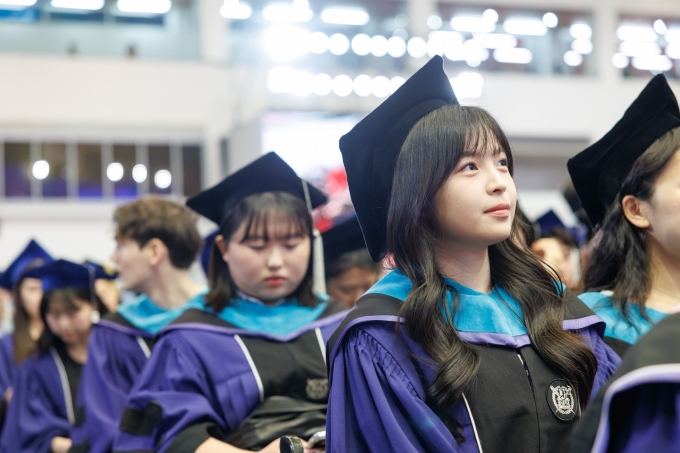 Sinh viên Đại học Quốc gia Seoul, Hàn Quốc, trong lễ tốt nghiệp, tháng 8/2025. Ảnh: Seoul National University Fanpage