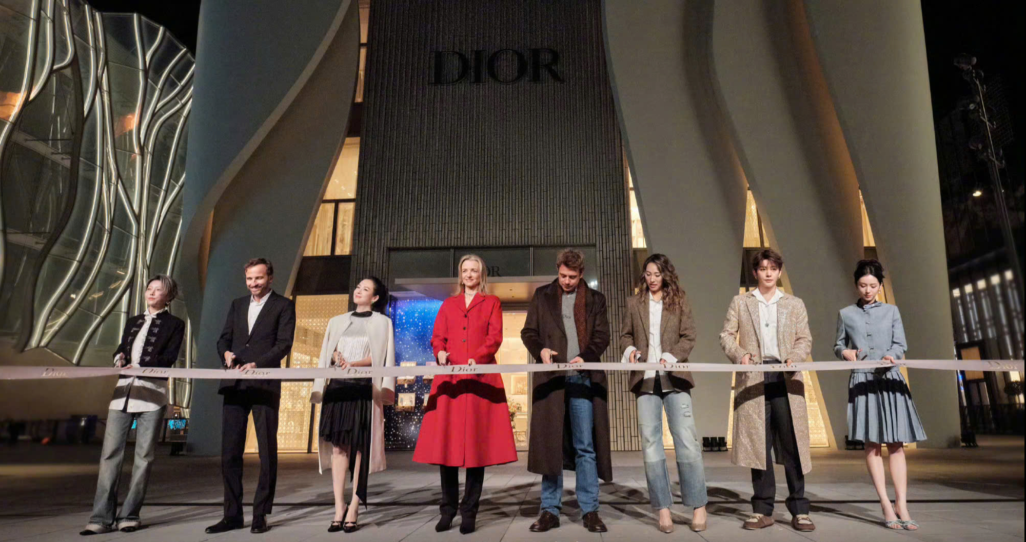 Đại sứ để chân trần giữa thời tiết âm 3 độ C, Dior hưởng lợi- Ảnh 1.