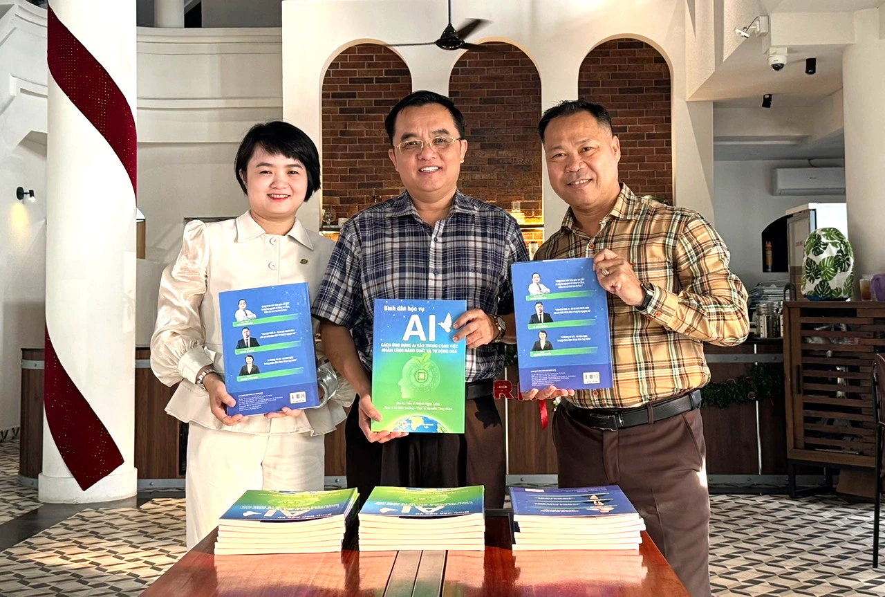 Đại tá công an viết sách 'Bình dân học vụ AI'- Ảnh 1. Đại tá công an viết sách 'Bình dân học vụ AI'- Ảnh 1.