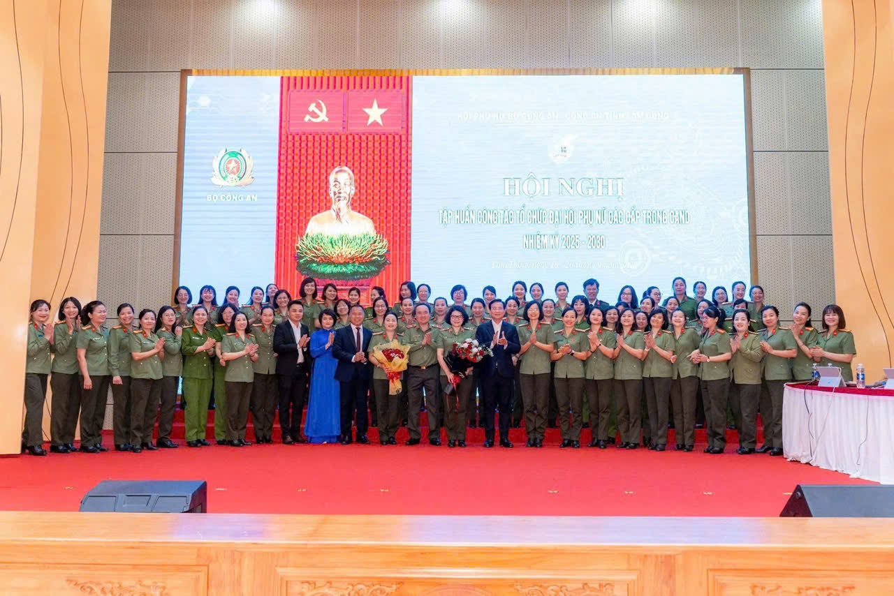 Đại tá công an viết sách 'Bình dân học vụ AI'- Ảnh 2. Đại tá công an viết sách 'Bình dân học vụ AI'- Ảnh 2.