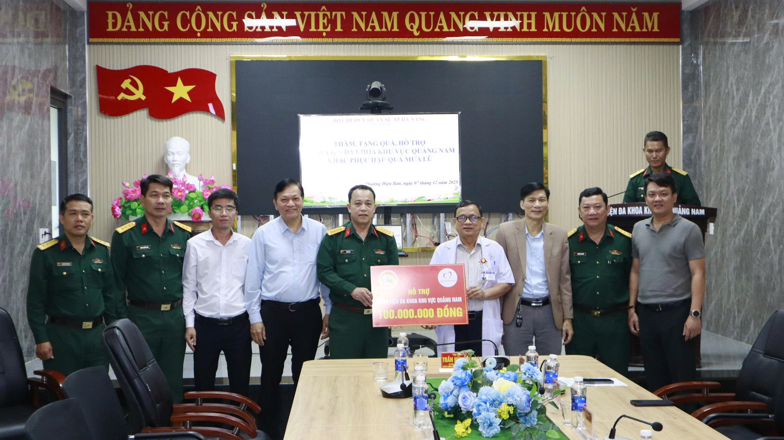 Đại tá quân đội tiết lộ khoảnh khắc chiến sĩ áo trắng và áo xanh cứu 60 mạng người - Ảnh 1. Đại tá quân đội tiết lộ khoảnh khắc chiến sĩ áo trắng và áo xanh cứu 60 mạng người - Ảnh 1.