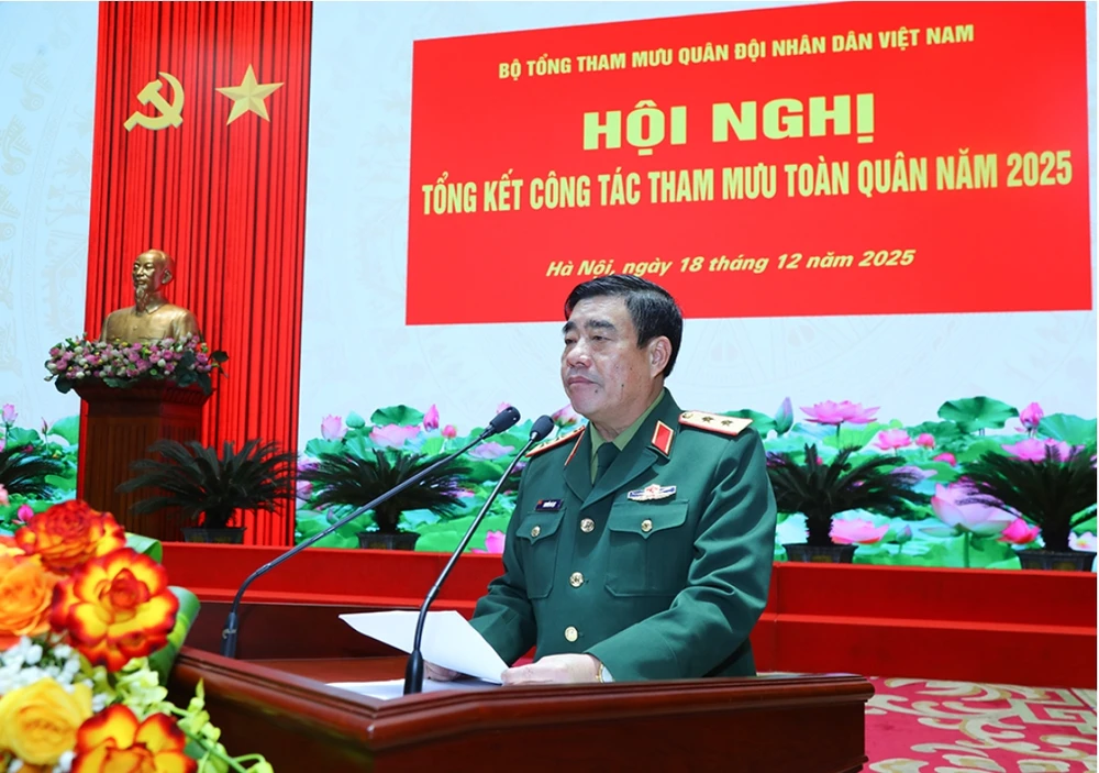 Trung tướng Nguyễn Bá Lực trình bày báo cáo tổng kết tại hội nghị. Ảnh: MOD. dai-tuong-nguyen-tan-cuong-quan-ly-nam-chac-tinh-hinh-tren-khong-gian-mang-1.jpeg