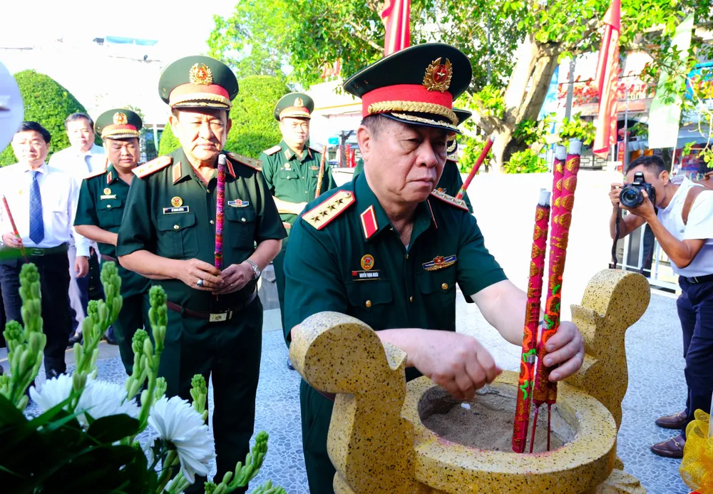 Đại tướng Nguyễn Trọng Nghĩa dâng hương tại Bia truyền thống lực lượng vũ trang Quân khu 7. Ảnh: HD chương trình về nguồn .jpg