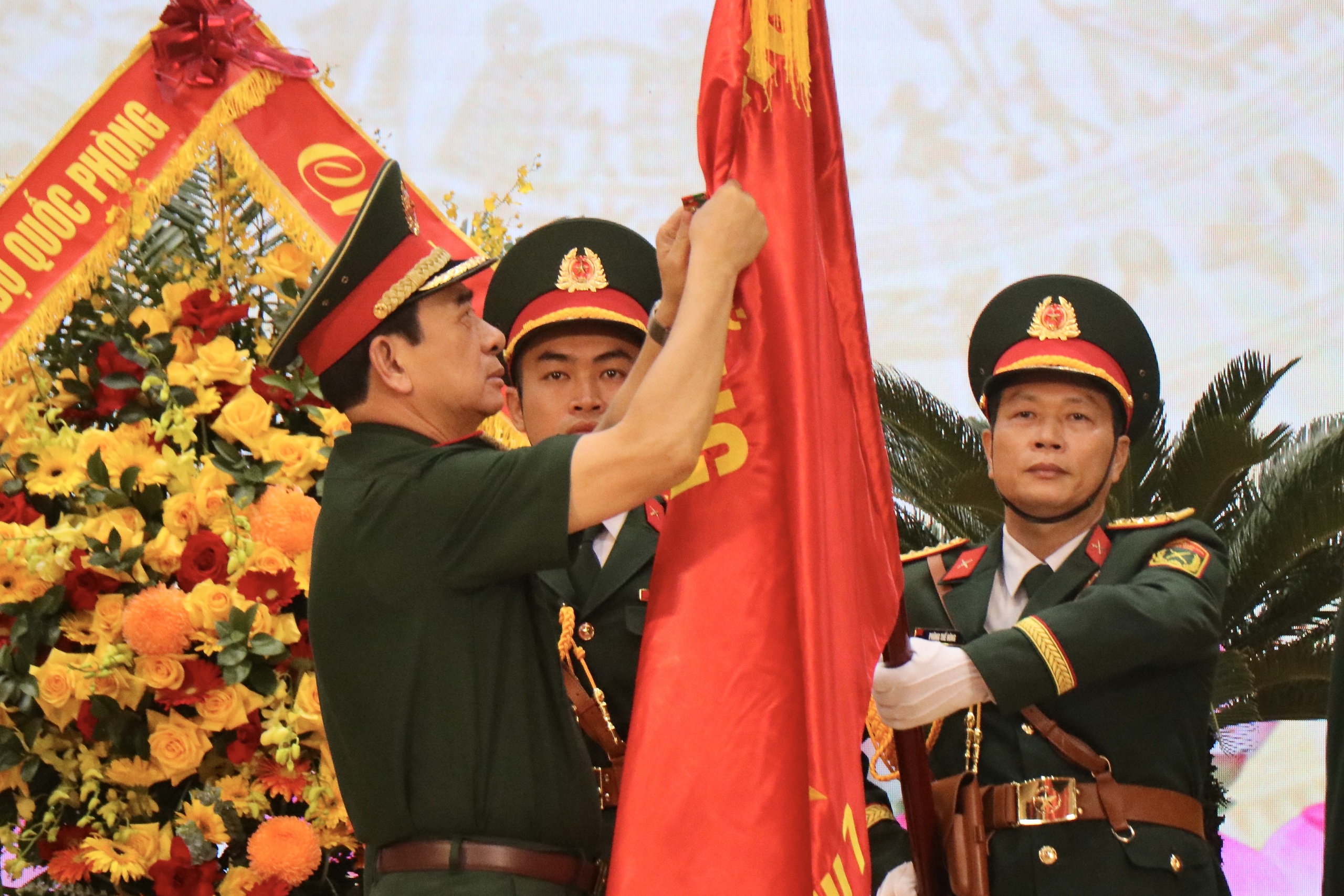 Đại tướng Phan Văn Giang trao Huân chương Bảo vệ Tổ quốc hạng nhất cho Quân khu 7- Ảnh 1.