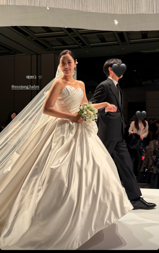 Đám cưới Eunjung: Cô dâu rơi nước mắt vì người mẹ quá cố, T-ara tái hợp làm fan phát sốt- Ảnh 1.