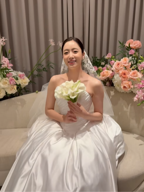 Đám cưới Eunjung: Cô dâu rơi nước mắt vì người mẹ quá cố, T-ara tái hợp làm fan phát sốt- Ảnh 2.